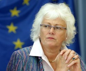 Raportul va fi discutat la reuniunea Consiliului de Agricultura din decembrie.  "Fermierii europeni, mai ales in actualul climat economic, nu trebuie tinuti in loc cu reguli inutil de complicate si birocratie. Raportul dovedeste ca sustinem acest mod de abordare. Nu suntem pentru simplificare doar din gura. Avem in vedere actiuni concrete", a declarat comisarul european pentru agricultura si dezvoltare rurala, Mariann Fischer Boel.  O parte din propunerile CE au fost deja incluse in normele revizuite privind platile directe care se vor pune in aplicare de la 1 ianuarie 2010.  Documentul de lucru al Comisiei prezinta si o serie de initiative suplimentare de simplificare, ce vizeaza realizarea unor programe mai suple de promovare a produselor agricole, posibila eliminare a normelor cu privire la etichetarea facultativa a carnii de vita si manzat, precum si posibilitatea armonizarii termenelor de plata ale unor masuri de dezvoltare rurala cu cele ale platilor directe.  Comisia lucreaza la simplificarea politicii agricole comune inca de la prima comunicare publicata pe aceasta tema in 2005.  Aceasta activitate se integreaza in strategia globala pentru o mai buna legiferare care urmareste, printre altele, reducerea cu 25% a sarcinilor administrative pana in 2012.
